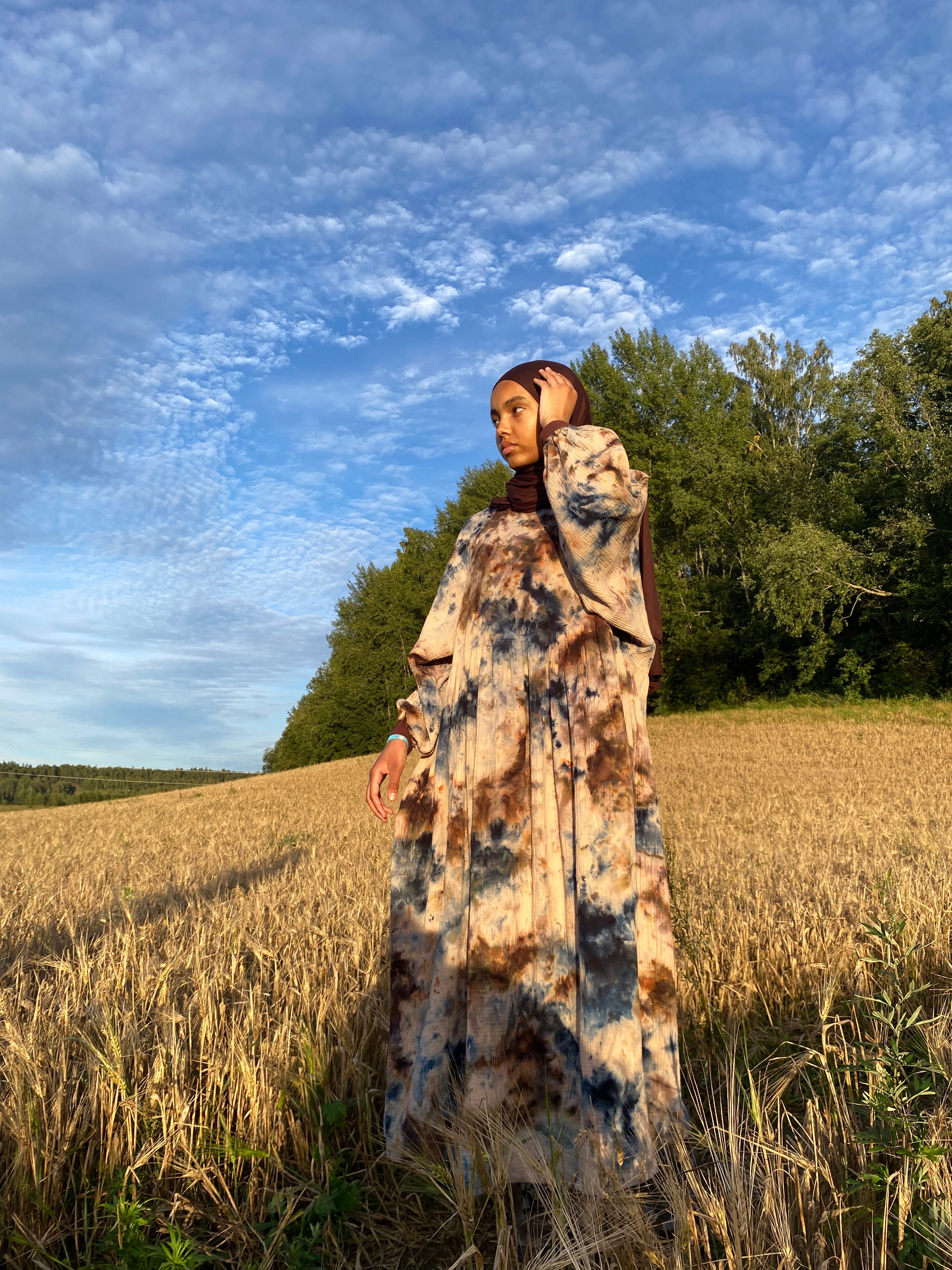 Hanimaa Aurora mekko. Musliini kangas. Harsokangas. Tuplaharsokangas. Double gauze. Onesize mekko. Maxi mekko. Pitkä mekko. Kotimainen mekko.  Käsinvärjätty. Kotimainen muotibrändi. Vastuullisesti valmistettu Suomessa.Suomalainen design.