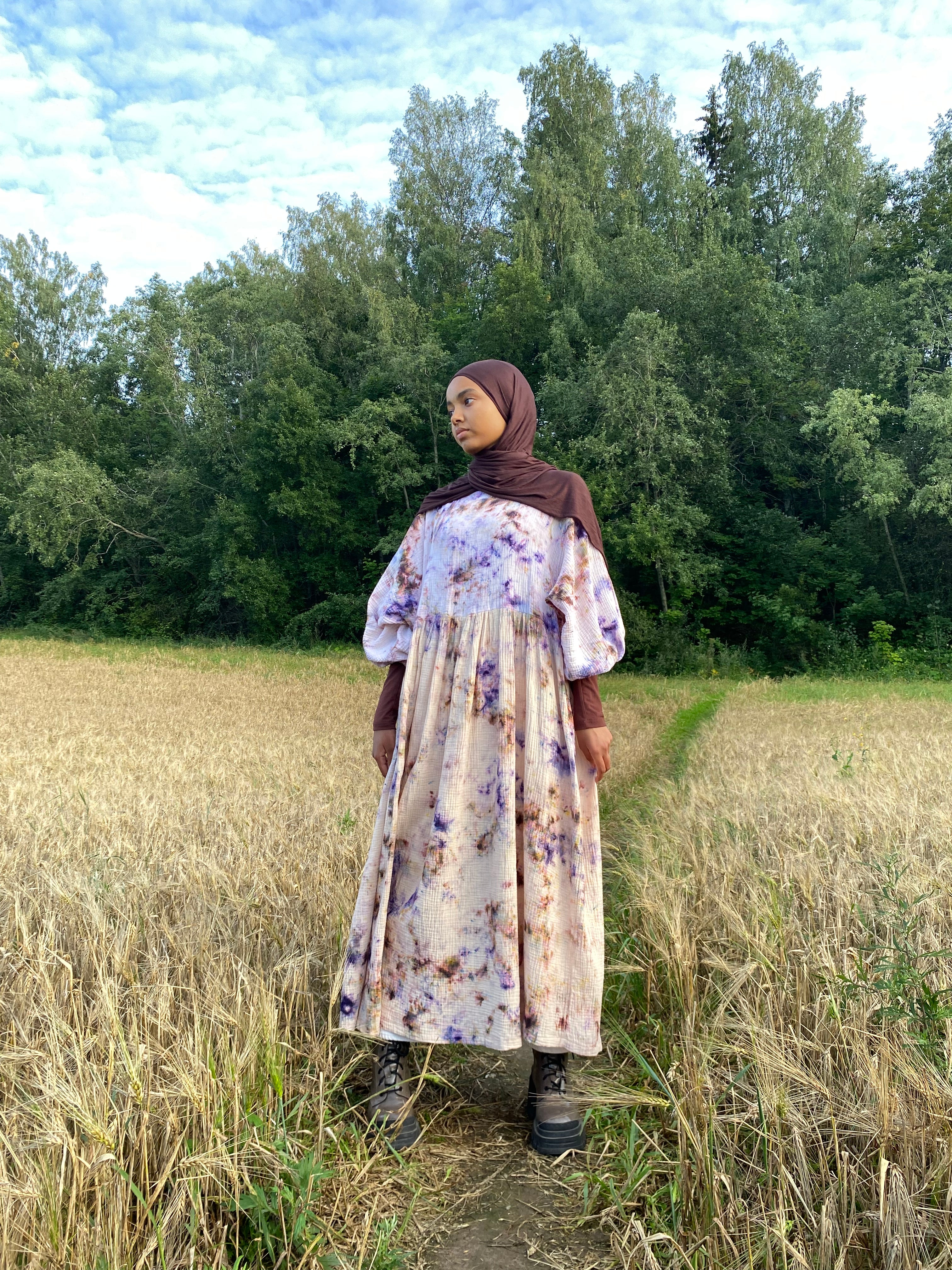 Hanimaa Aurora mekko. Musliini kangas. Harsokangas. Tuplaharsokangas. Double gauze. Onesize mekko. Maxi mekko. Pitkä mekko. Kotimainen mekko.  Käsinvärjätty. Kotimainen muotibrändi. Vastuullisesti valmistettu Suomessa.Suomalainen design.