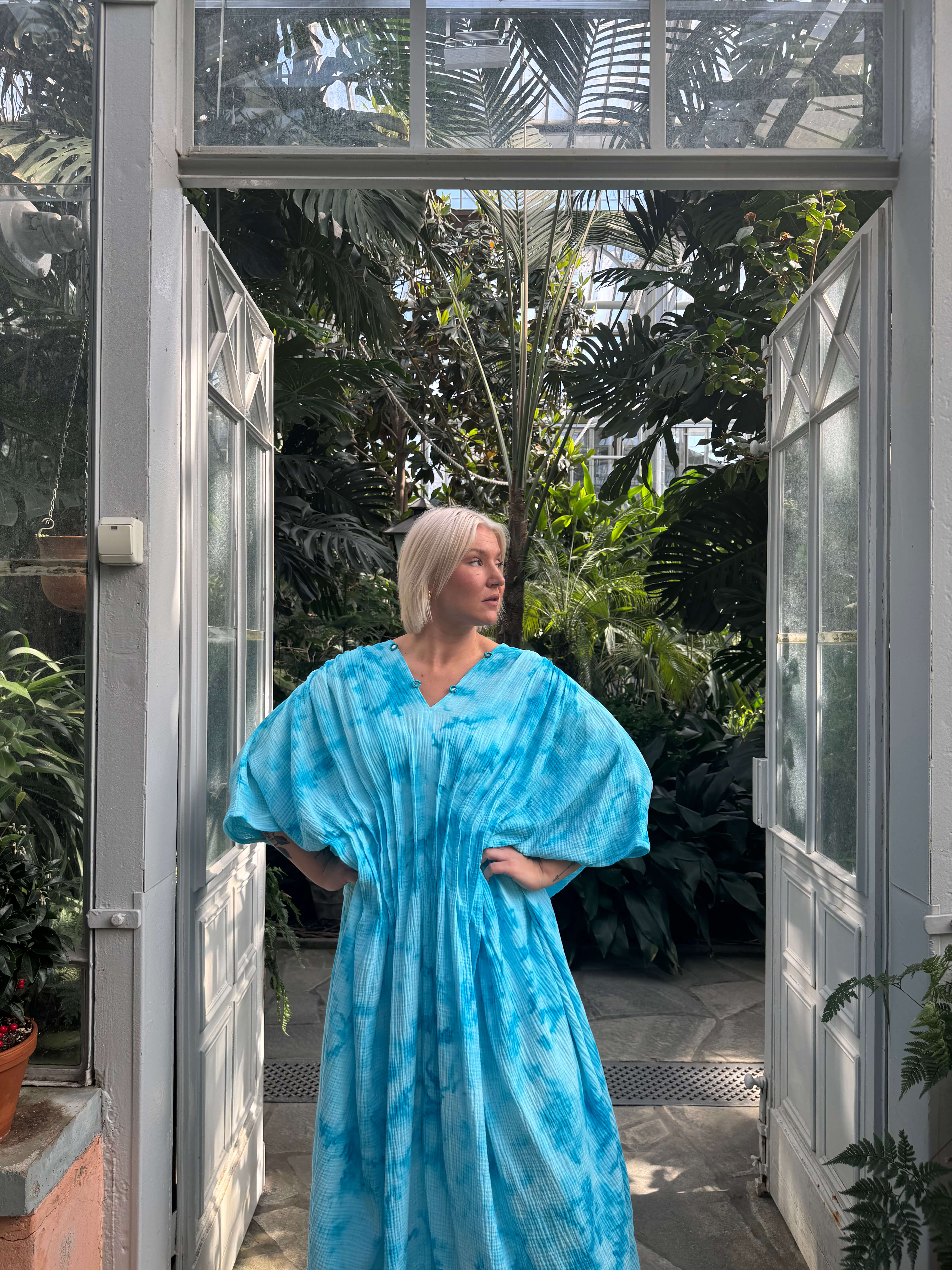 Hanimaa kaftaanimekko turkoosi musliinikangas käsinvärjätty