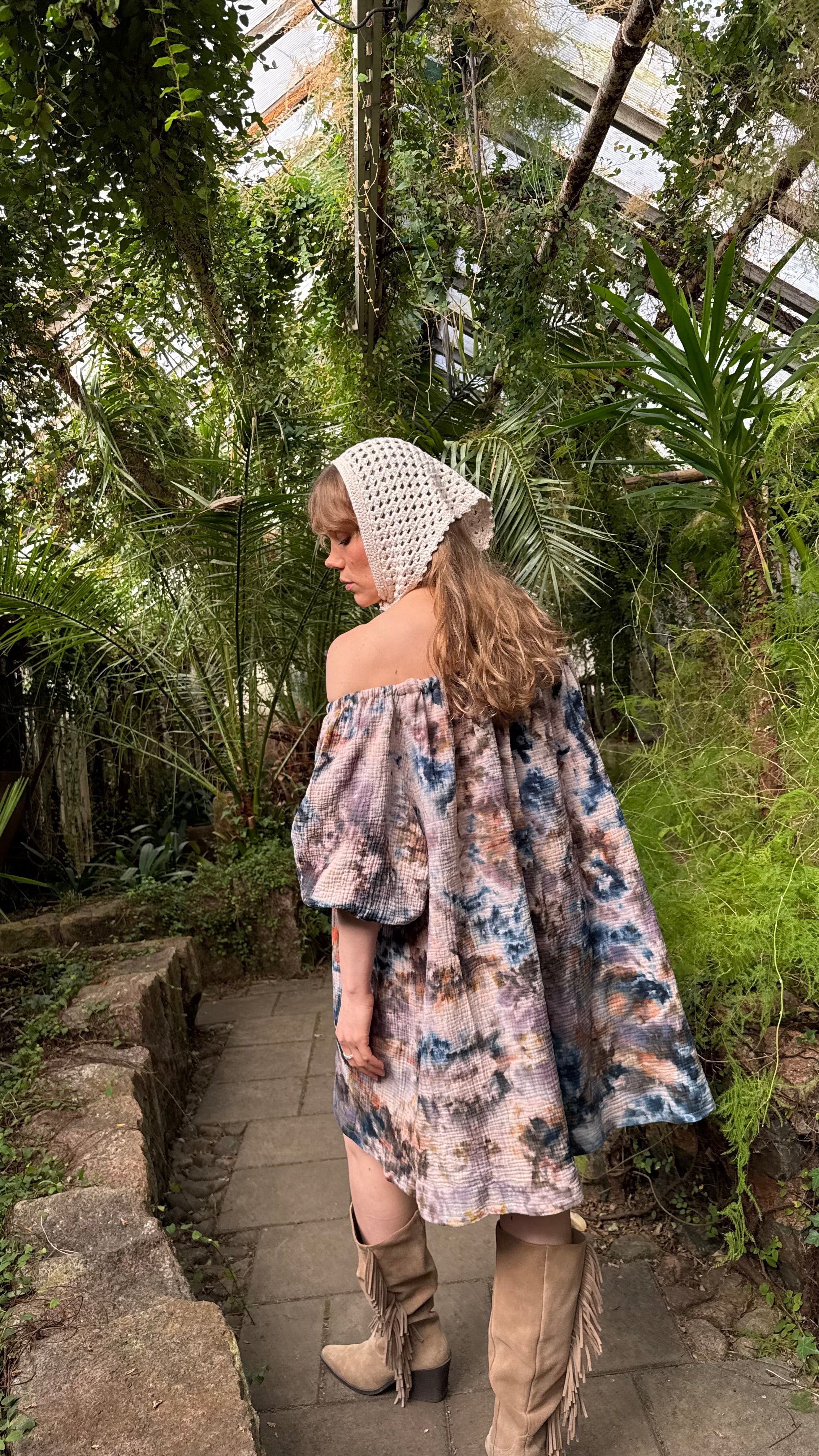 Hanimaa off shoulder aida mekko sininen ruskea käsinvärjätty musliinimekko