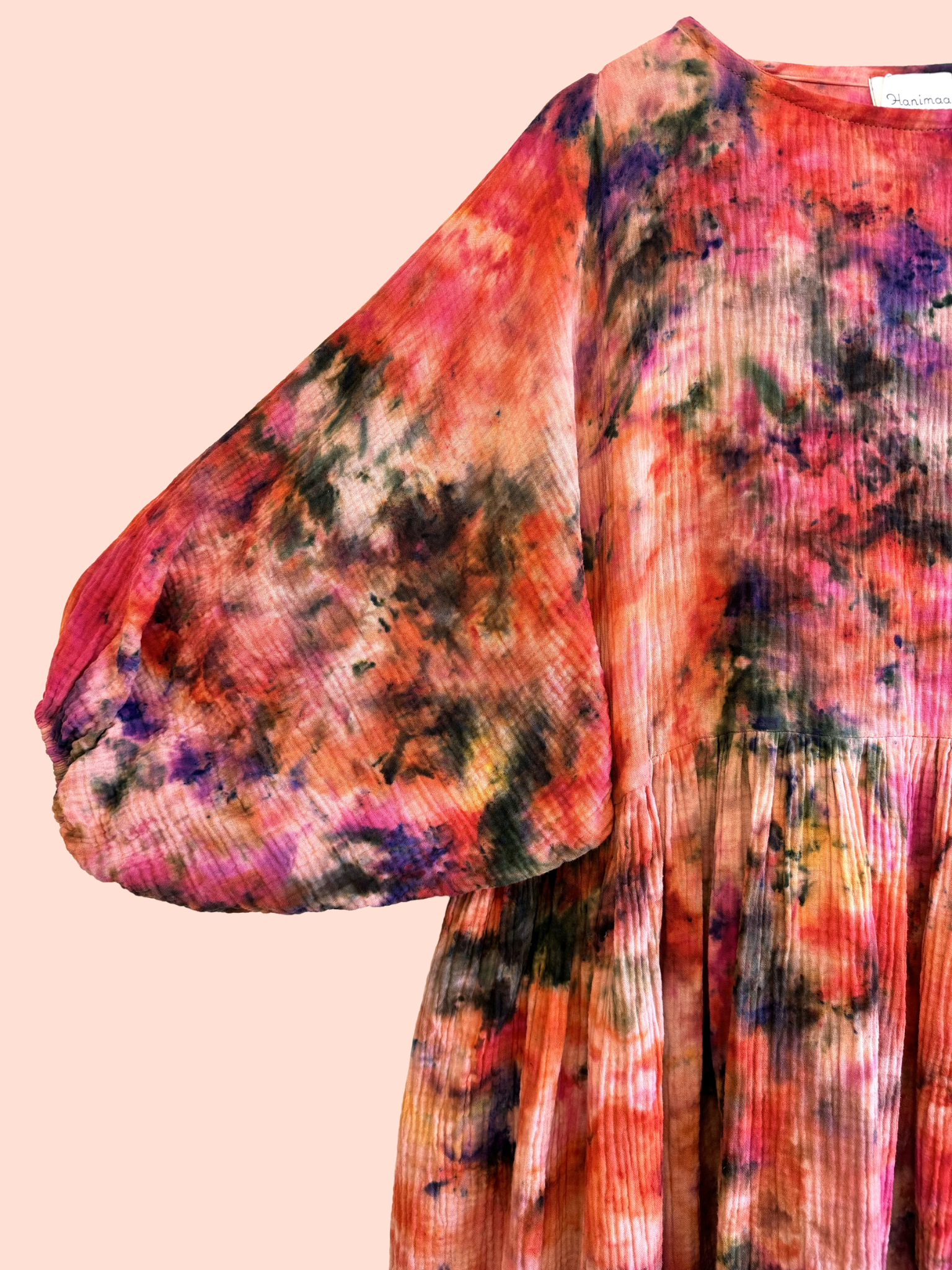 Hanimaa Aurora mekko käsinvärjätty  lähikuva edestä oranssi kesämekko