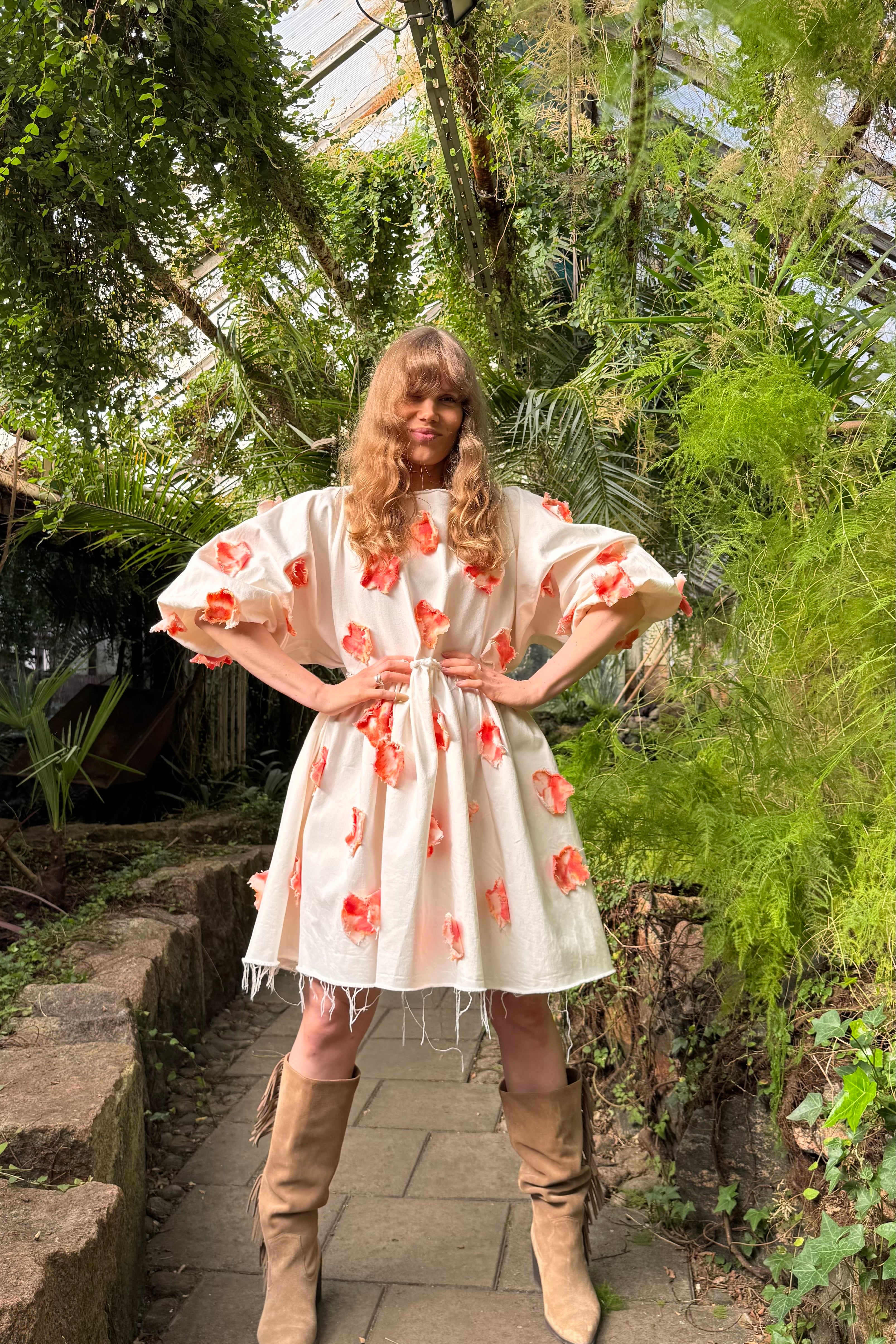 Hanimaa valkoinen farkkumekko perhosilla 