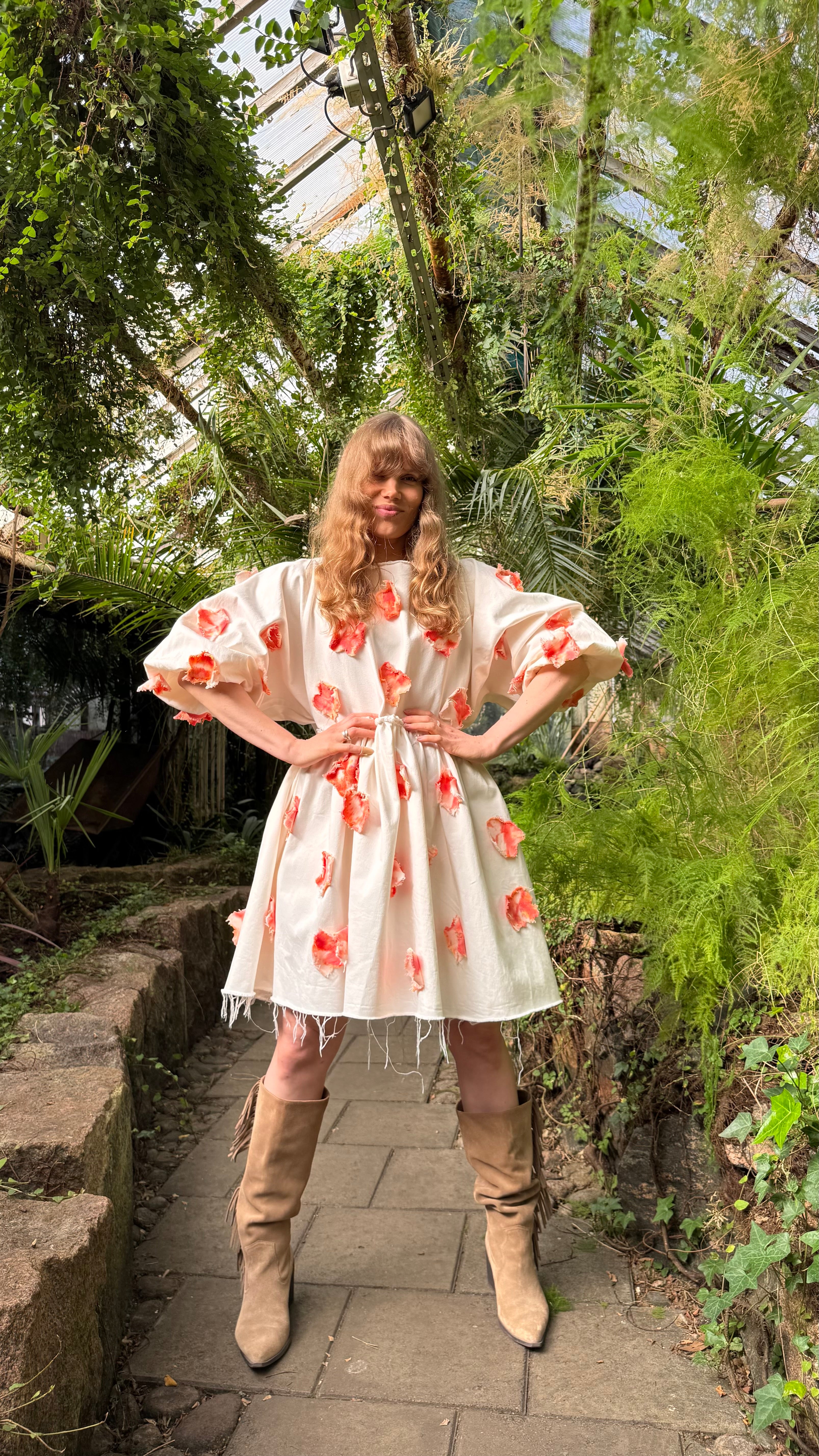 Hanimaa valkoinen farkkumekko perhosilla 