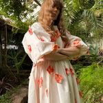 Hanimaa farkkumekko valkoinen oranssit perhoset käsinvärjätty