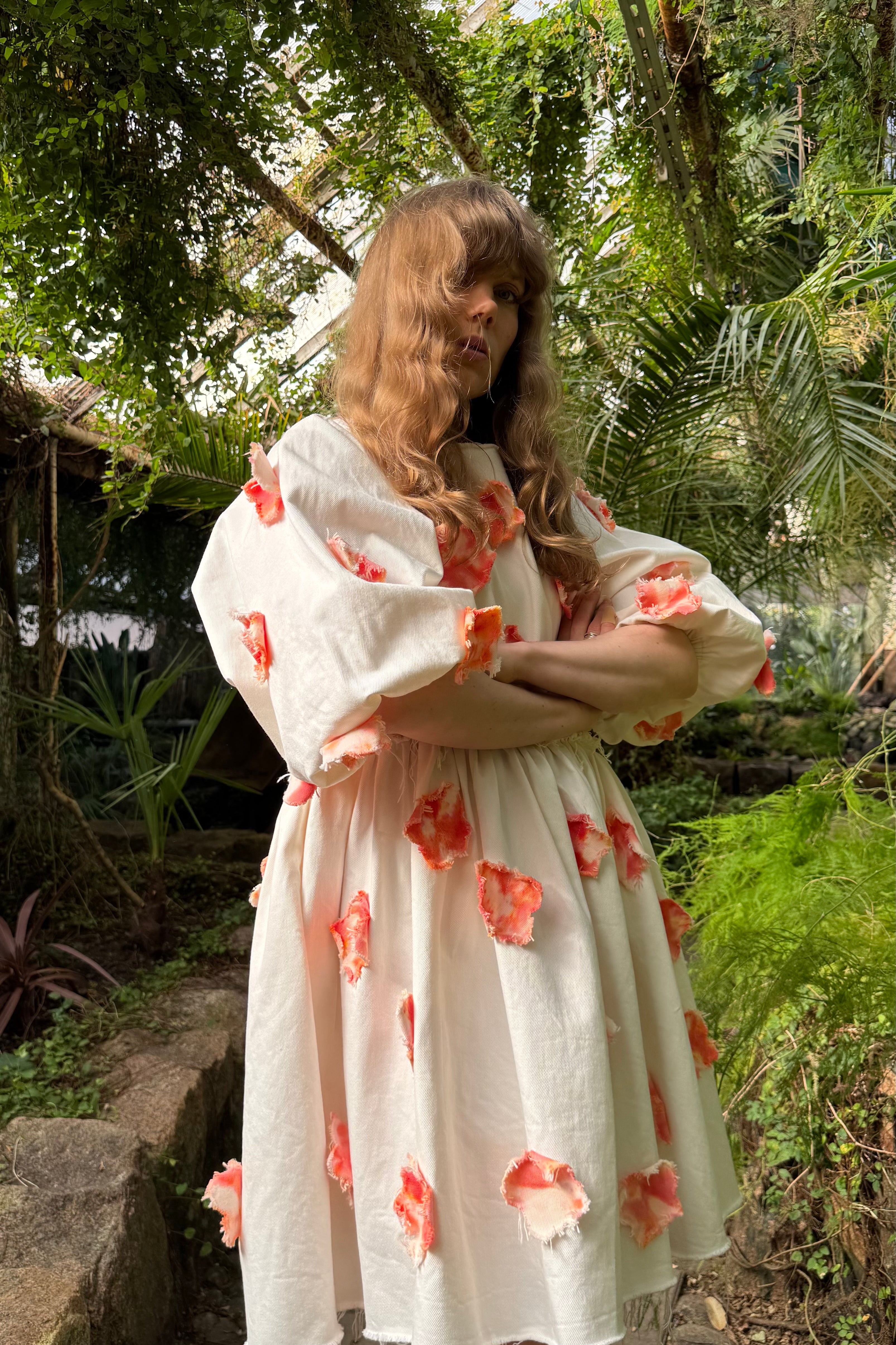 Hanimaa farkkumekko valkoinen oranssit perhoset käsinvärjätty