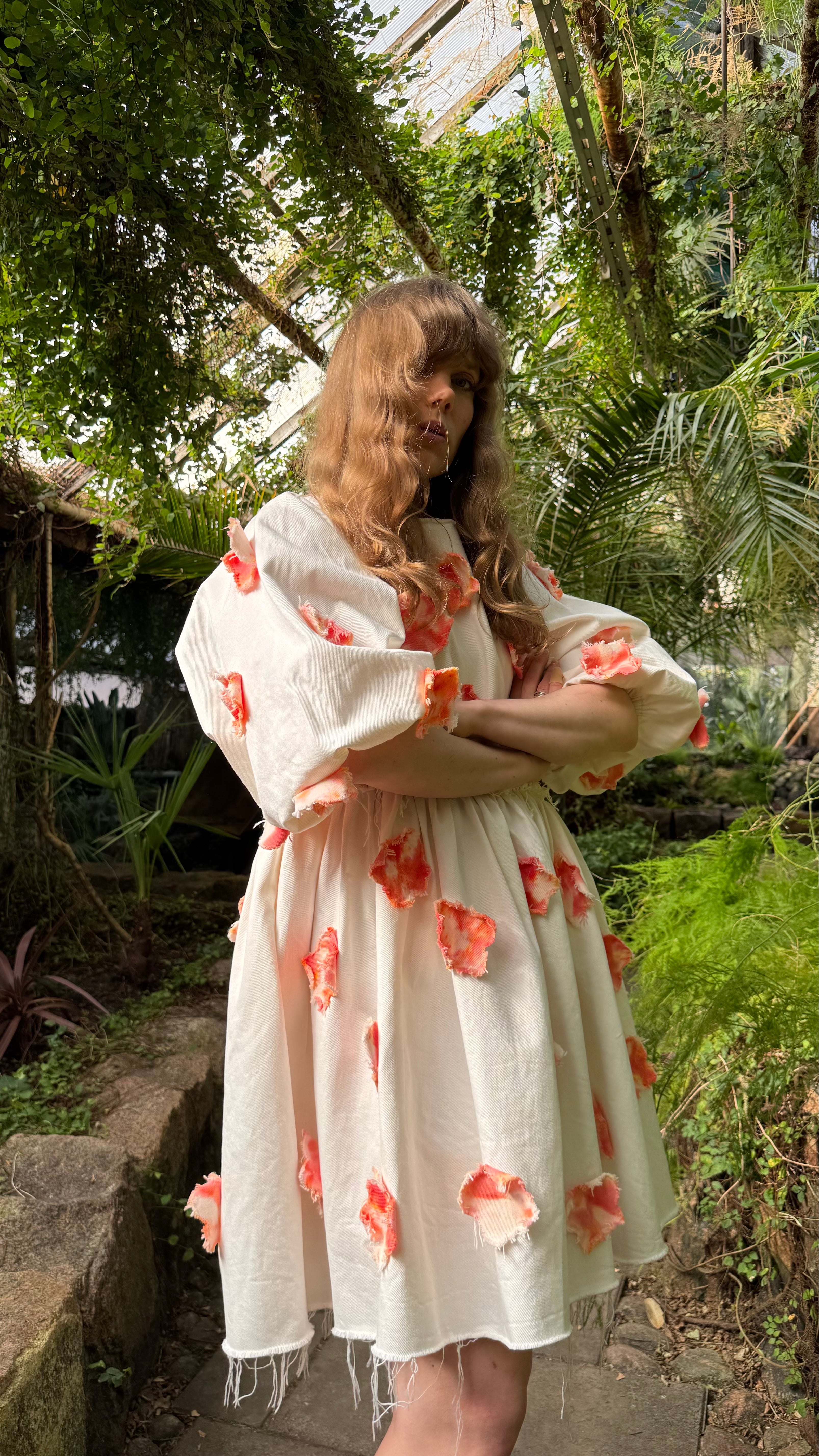 Hanimaa farkkumekko valkoinen oranssit perhoset käsinvärjätty