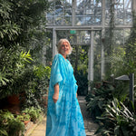 Hanimaa käsinvärjätty kaftaanimekko turkoosi tuplaharsokangas