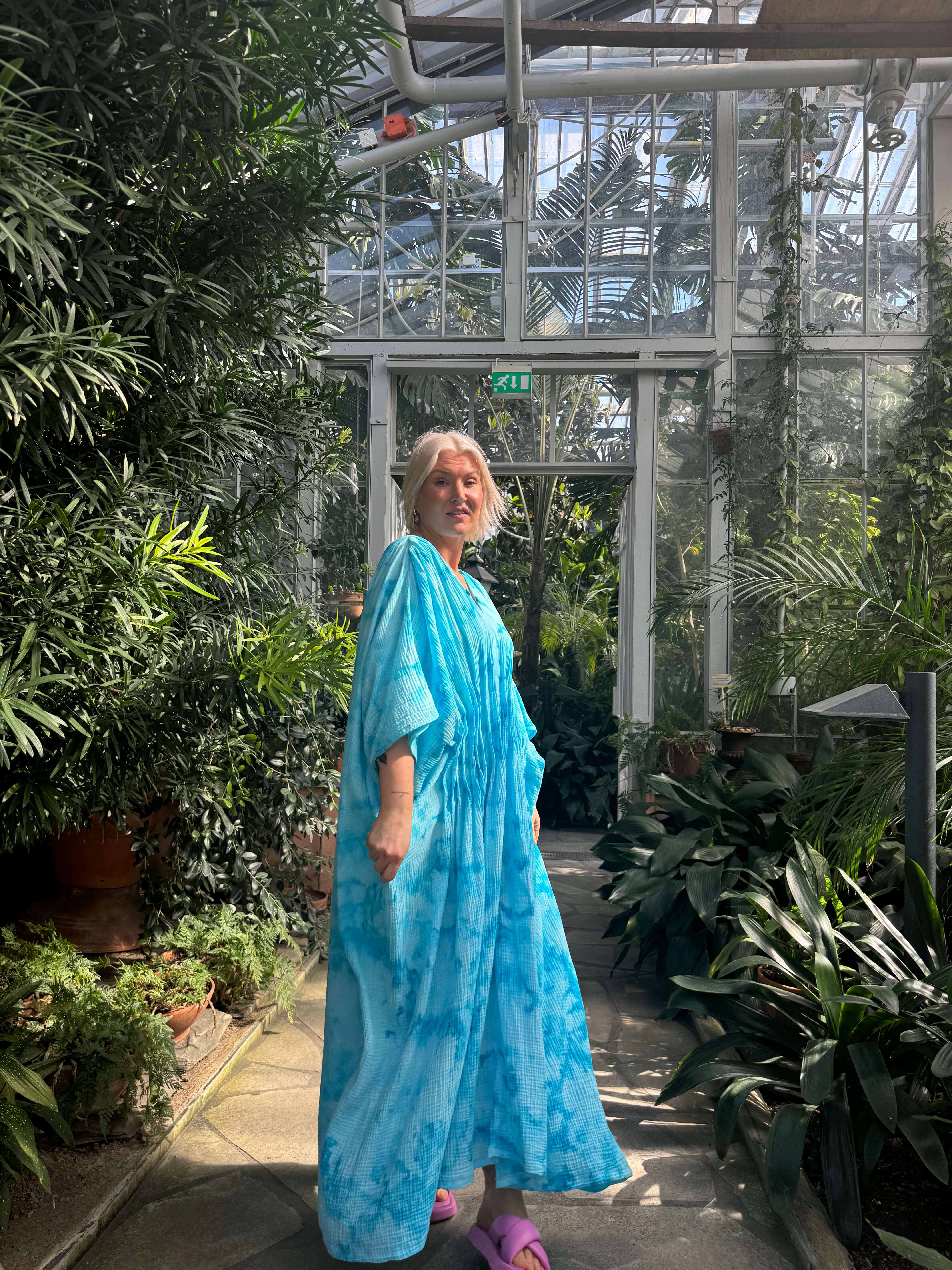 Hanimaa käsinvärjätty kaftaanimekko turkoosi tuplaharsokangas