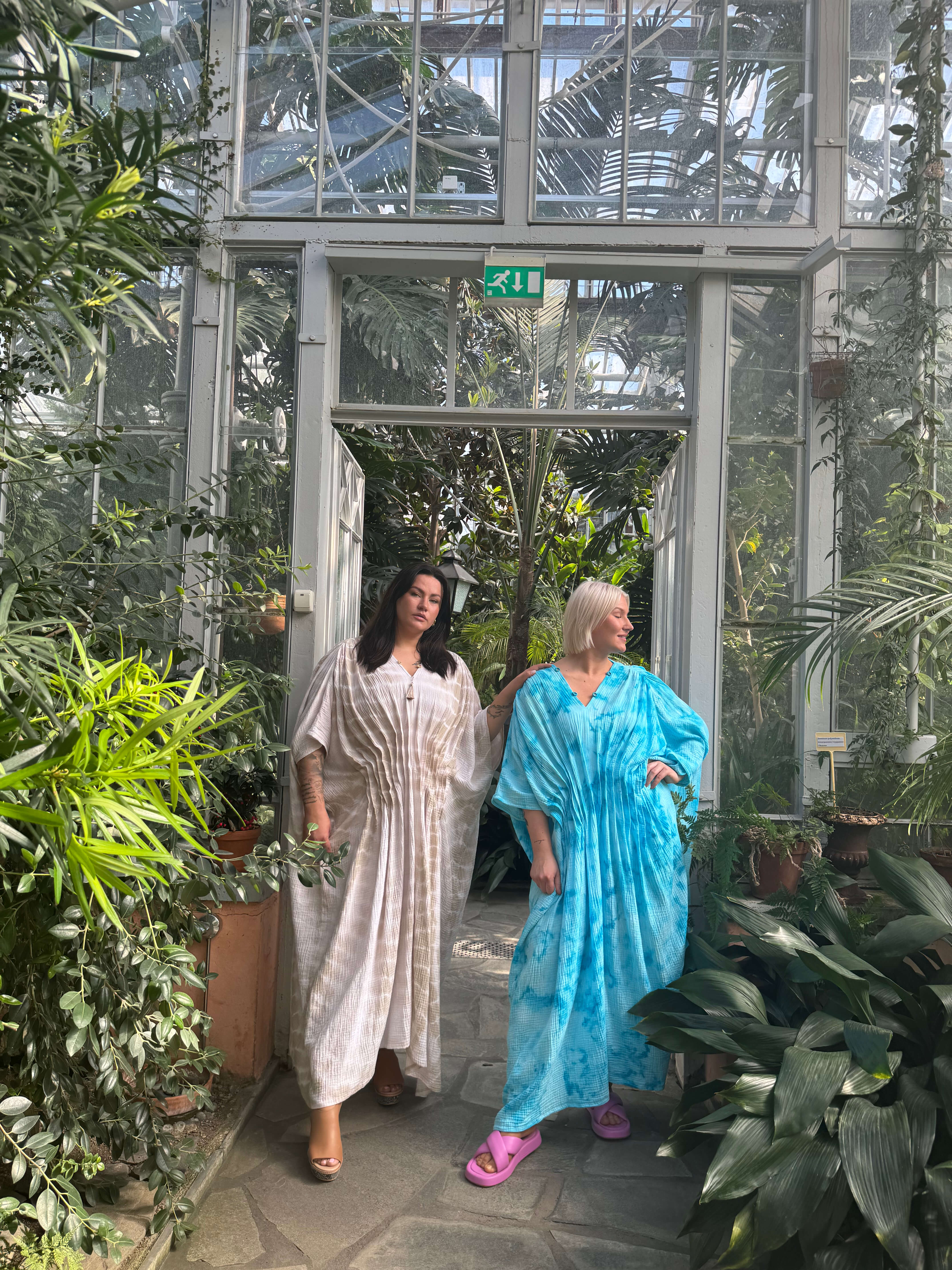 Hanimaa kaftaani musliini kangas turkoosi beige käsinvärjätty