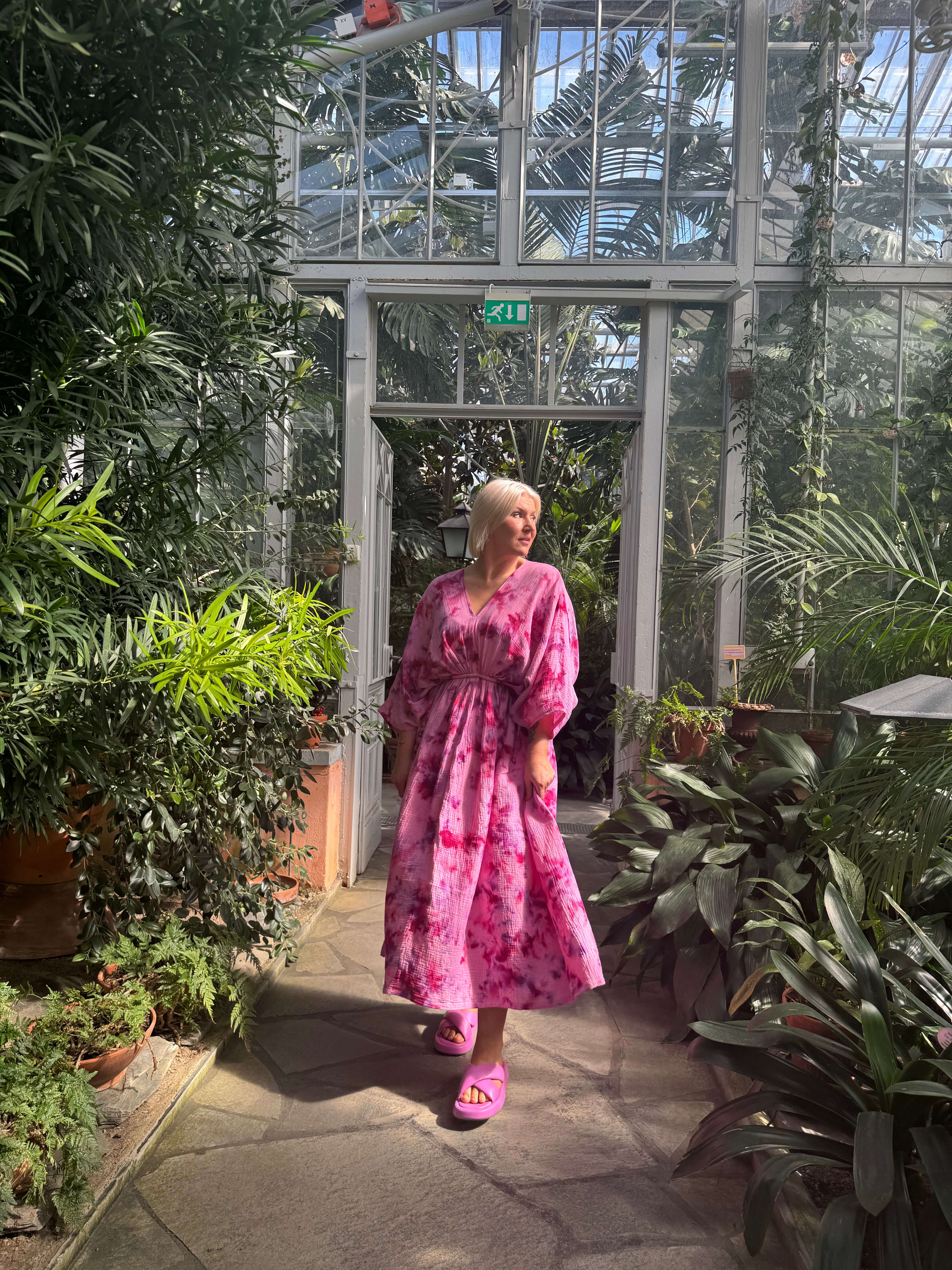 Hanimaa kaftaanimekko pinkki käsinvärjätty