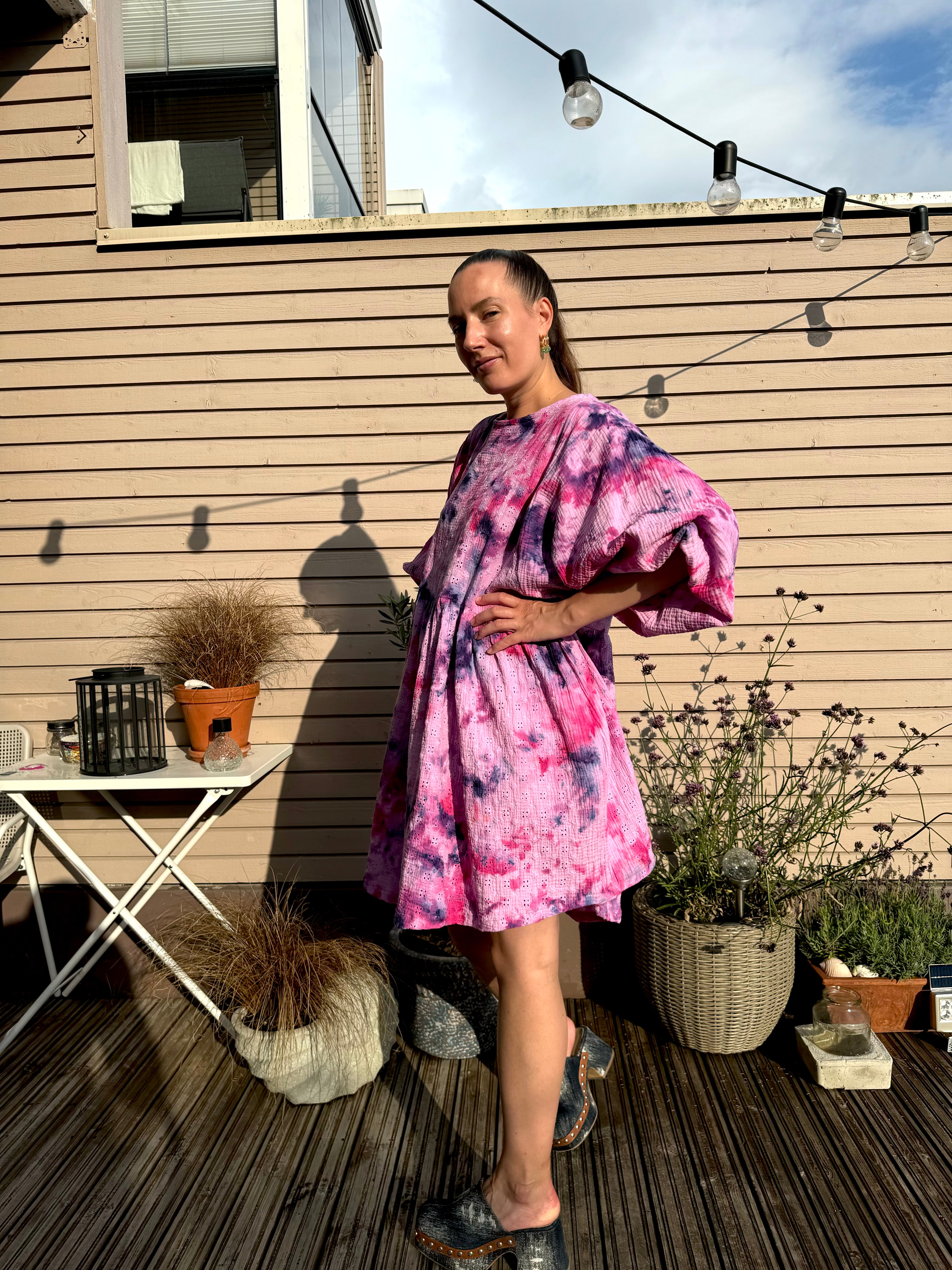 Yhden koon käsinvärjätty mekko. Hanimaa