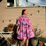 Hanimaa kotimainen mekko. Yhdenkoon mekko. Käsinvärjätty