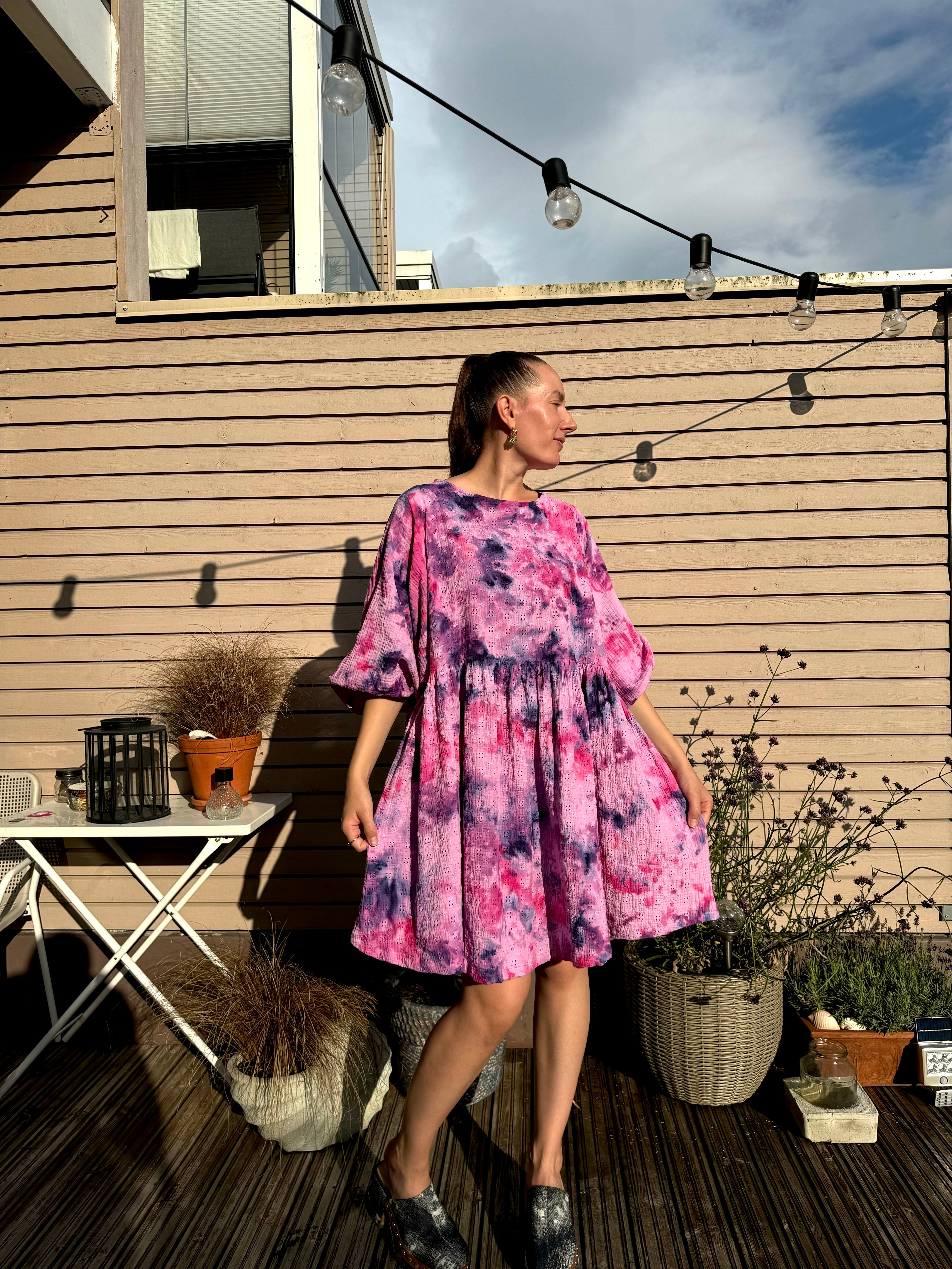 Hanimaa kotimainen mekko. Yhdenkoon mekko. Käsinvärjätty