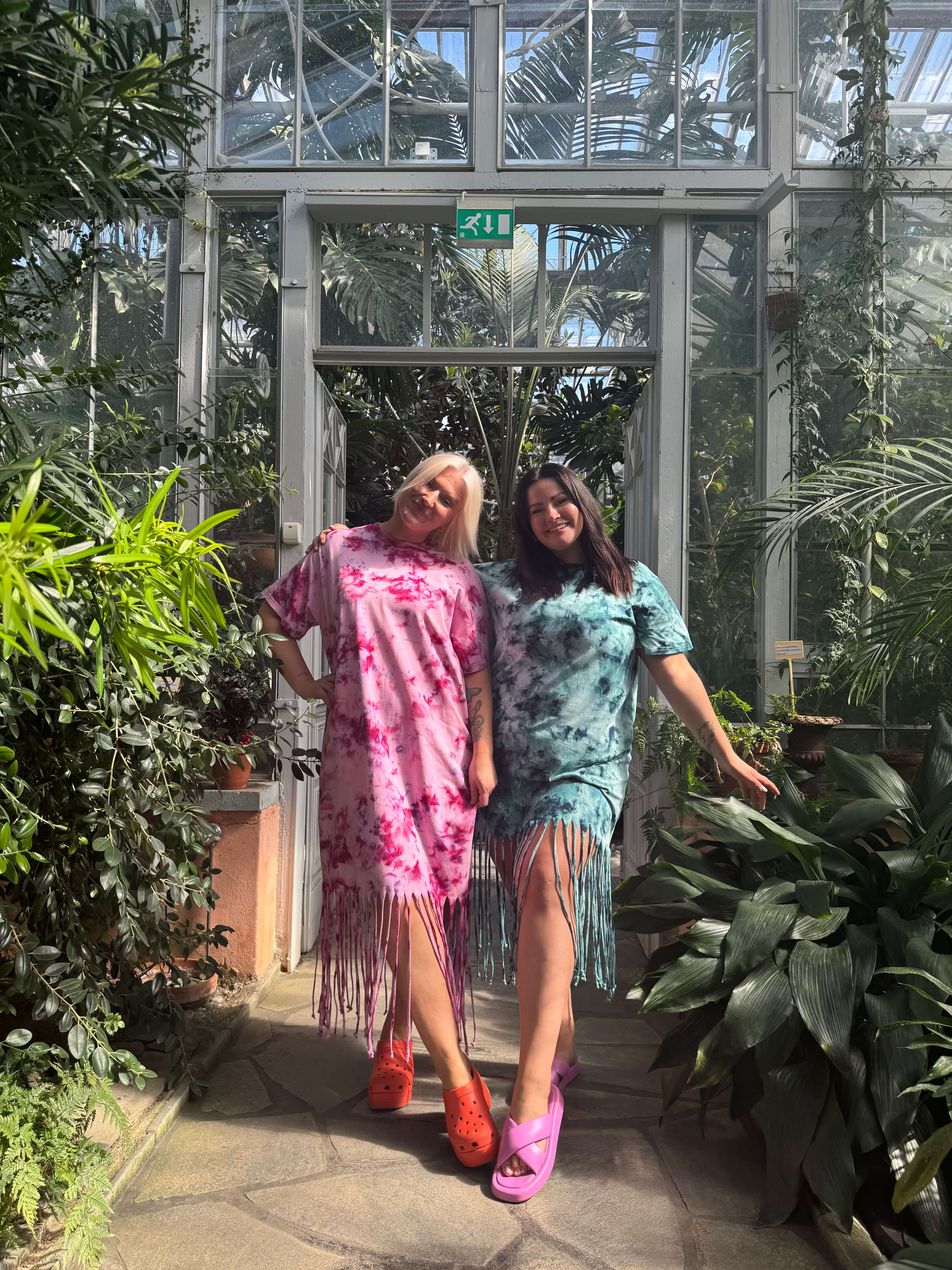 Hanimaa hapsumekko t-paitamekko käsinvärjätty 