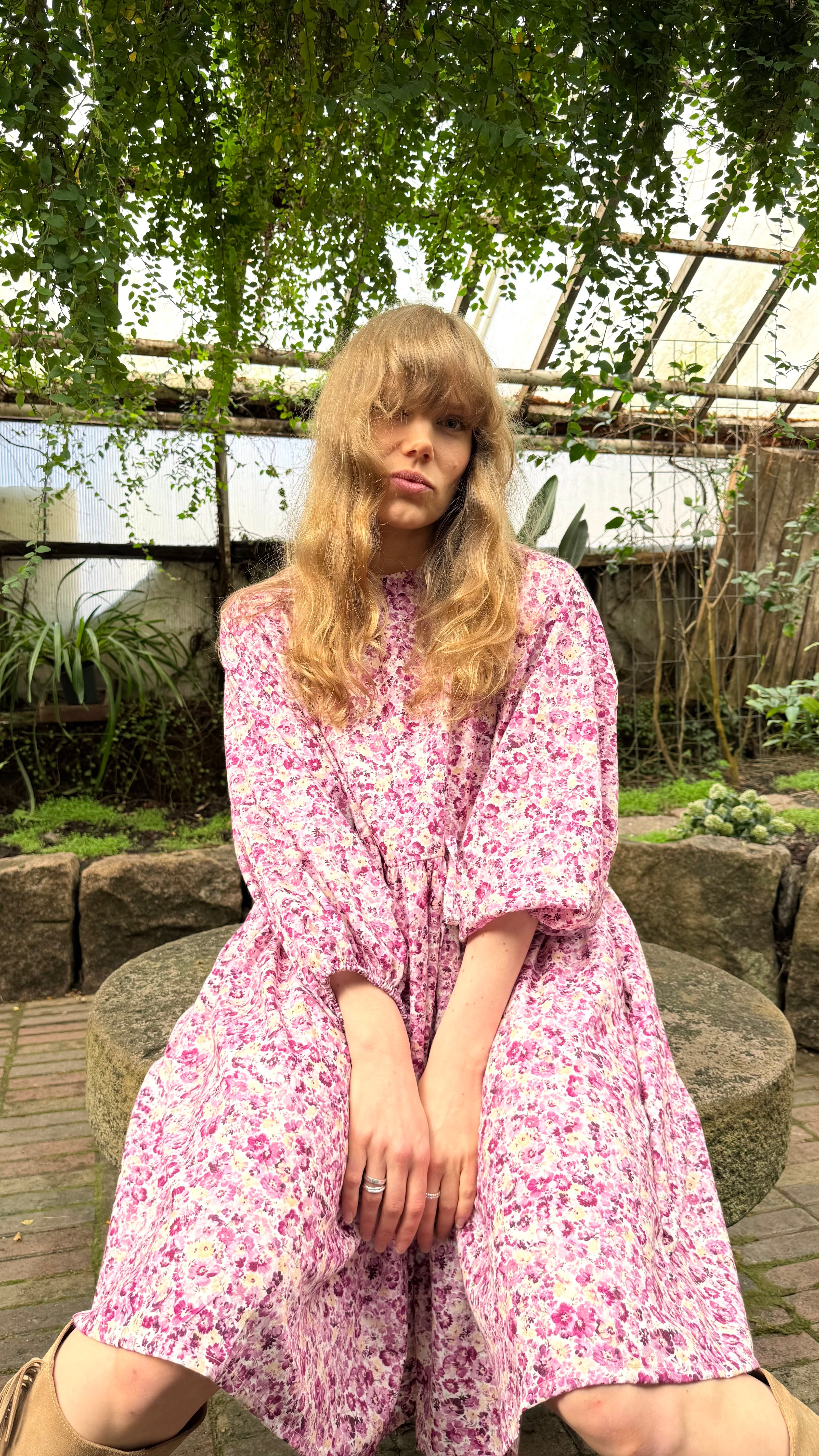 Hanimaa niitty kukkamekko valeeanpunaine