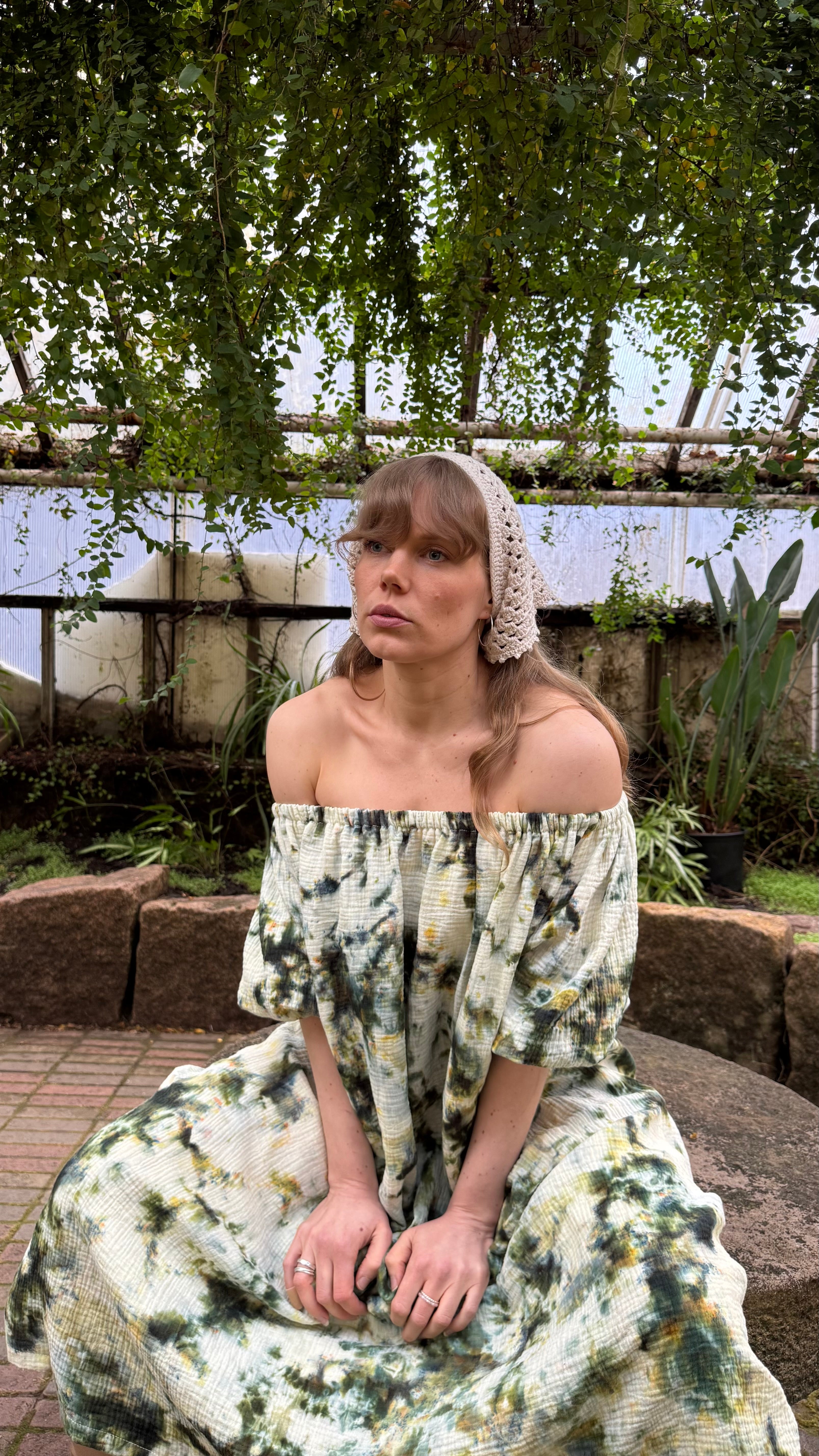 Hanimaa aida off shoulder mekko vihreä käsinvärjätty hame