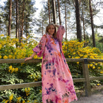 Hanimaa Aurora mekko. Musliini kangas. Harsokangas. Tuplaharsokangas. Double gauze. Onesize mekko. Maxi mekko. Pitkä mekko. Kotimainen mekko.  Käsinvärjätty. Kotimainen muotibrändi. Vastuullisesti valmistettu Suomessa.Suomalainen design.